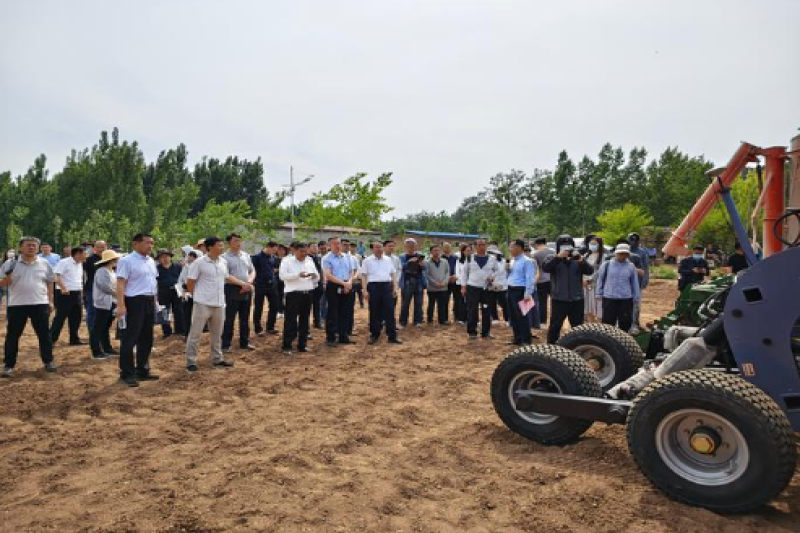 山东省“十百千万”农机推广大行动暨济南市小麦低损收获、玉米高性能播种技术推介与演示观摩活动成功举办
